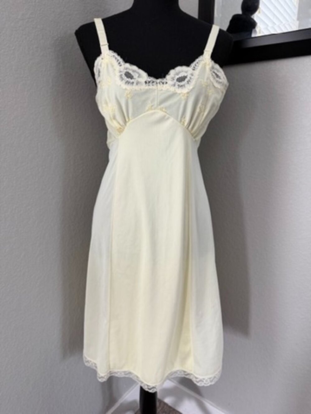 VTG 60s Embroidered Lace Slip Dress Chemise PHILMAID Pale Yellow 34 - Picture 3 of 12